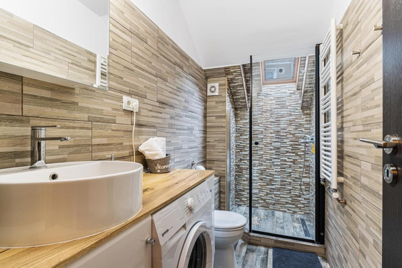 Snug Apartments - Private Parking Near Downtown Braşov Buitenkant foto