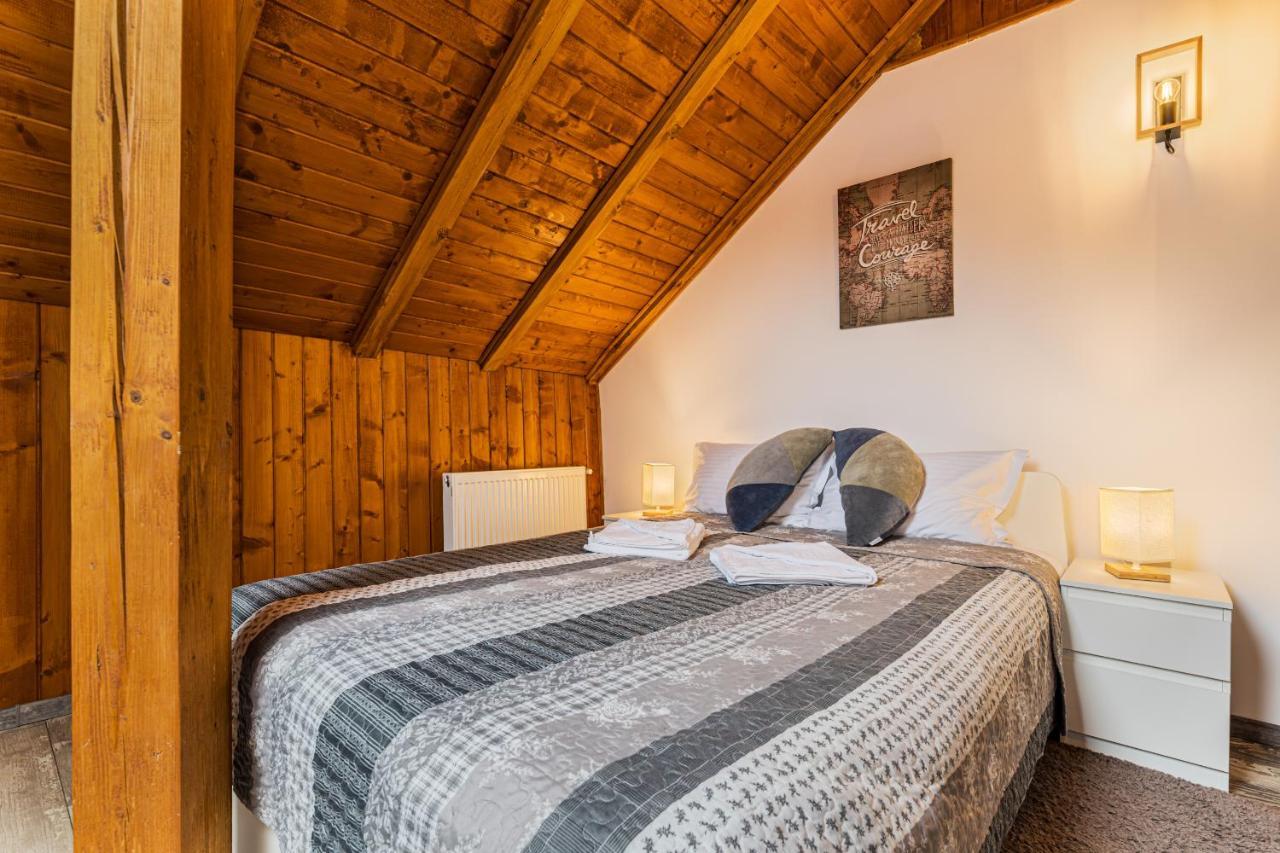 Snug Apartments - Private Parking Near Downtown Braşov Buitenkant foto