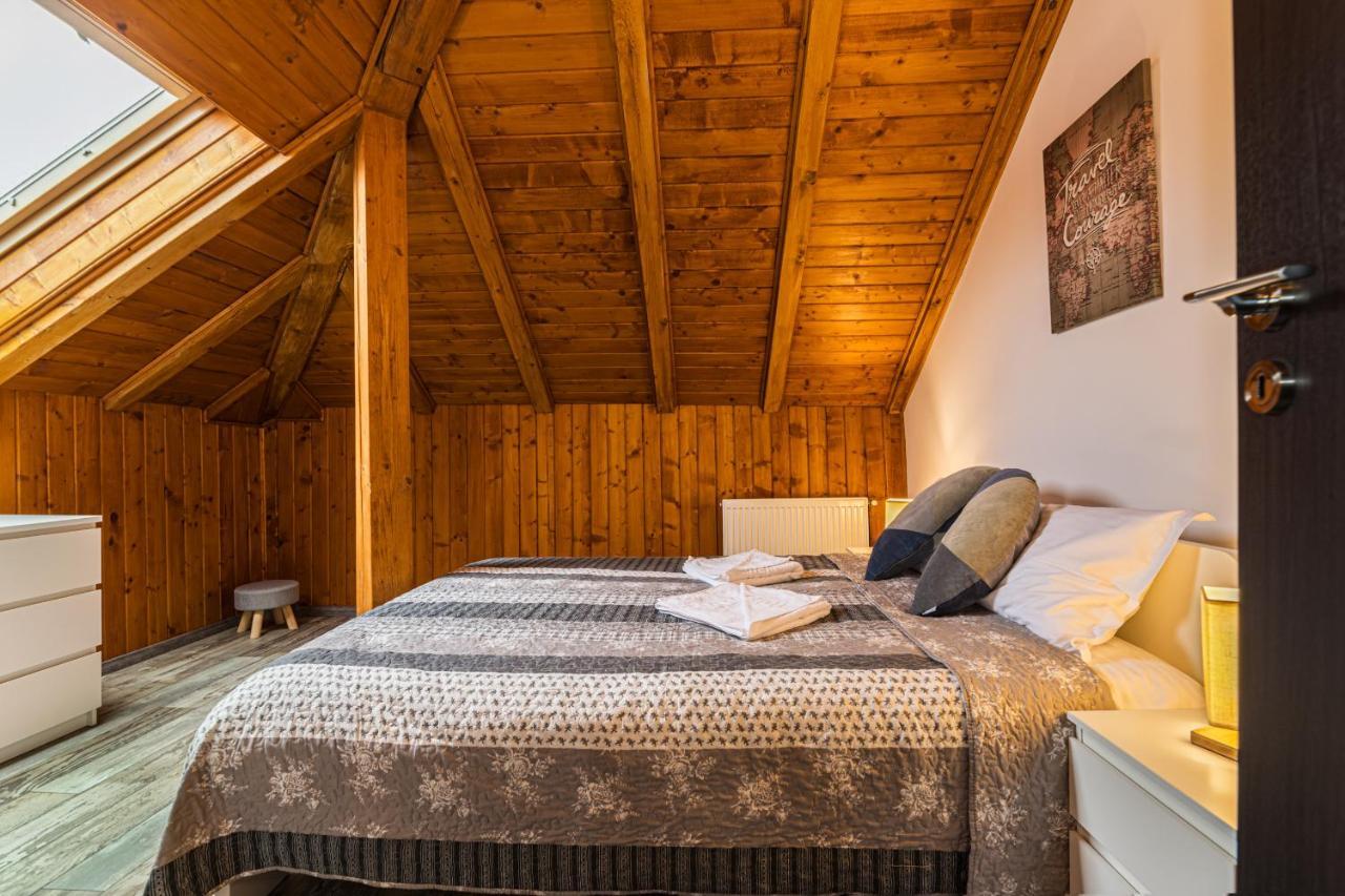 Snug Apartments - Private Parking Near Downtown Braşov Buitenkant foto