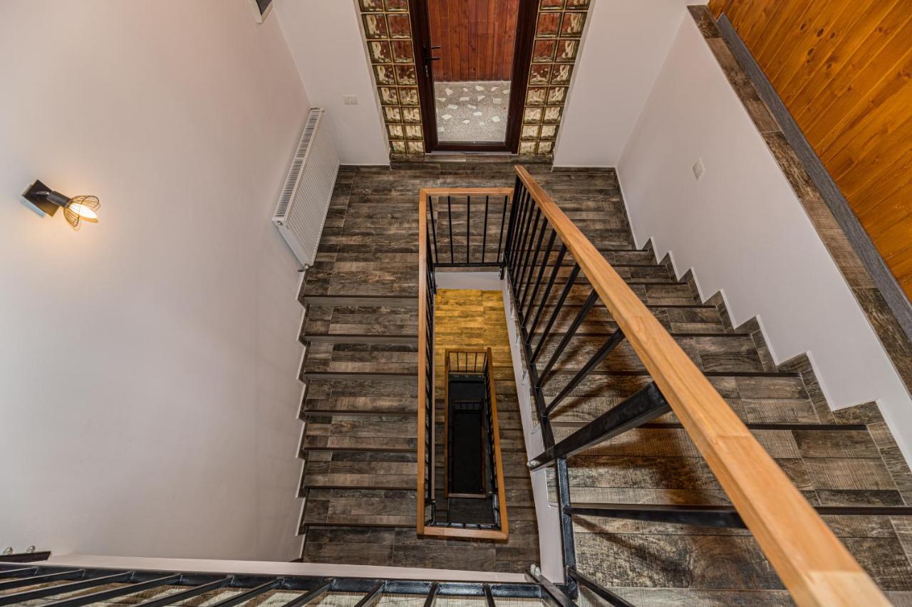 Snug Apartments - Private Parking Near Downtown Braşov Buitenkant foto