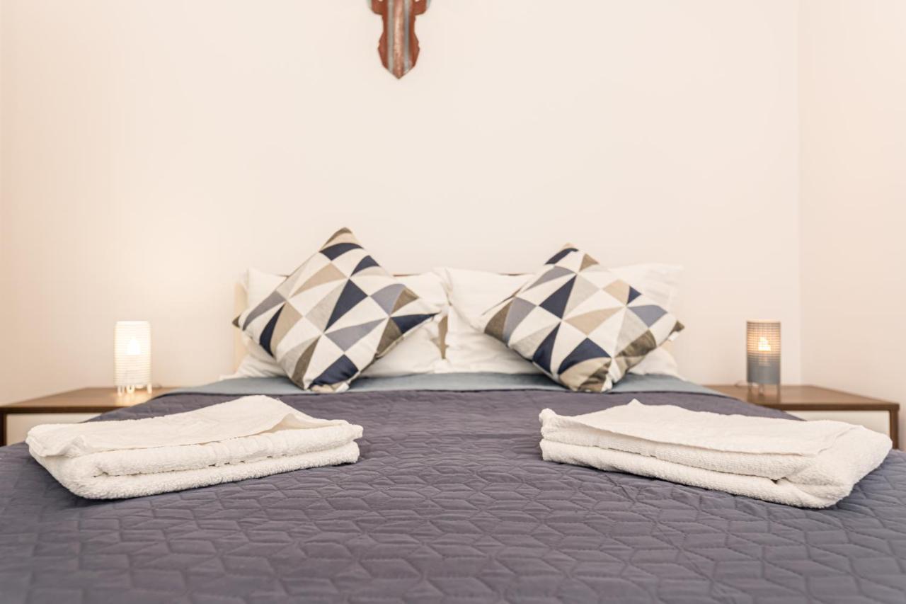 Snug Apartments - Private Parking Near Downtown Braşov Buitenkant foto