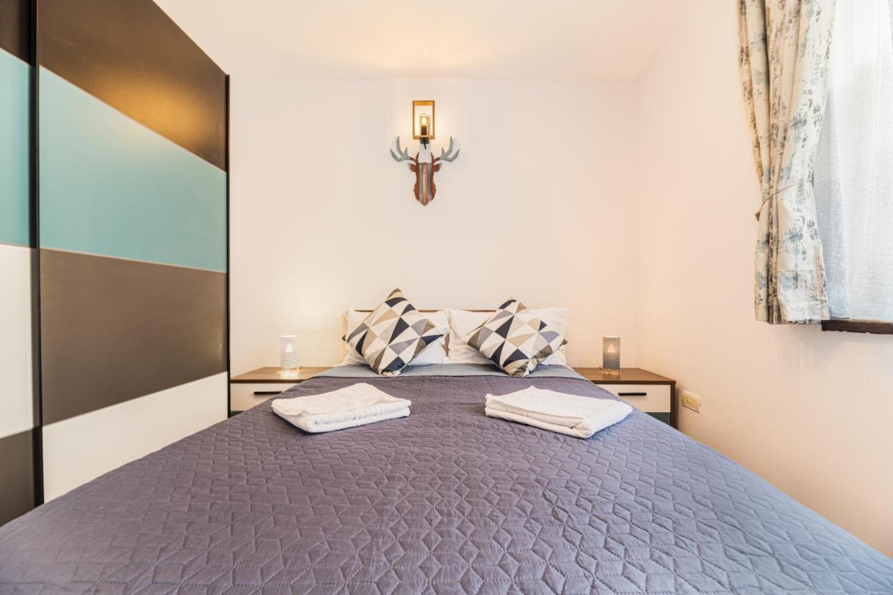 Snug Apartments - Private Parking Near Downtown Braşov Buitenkant foto