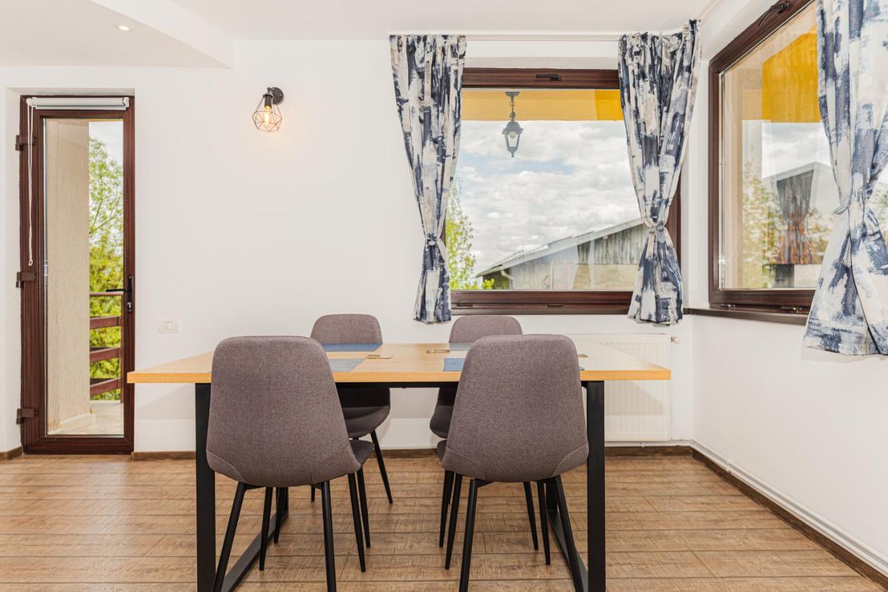 Snug Apartments - Private Parking Near Downtown Braşov Buitenkant foto