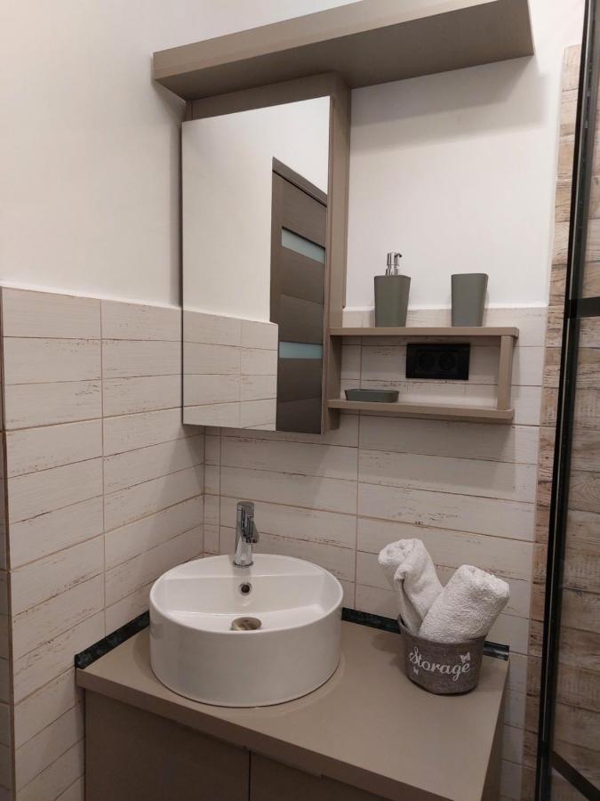 Snug Apartments - Private Parking Near Downtown Braşov Buitenkant foto