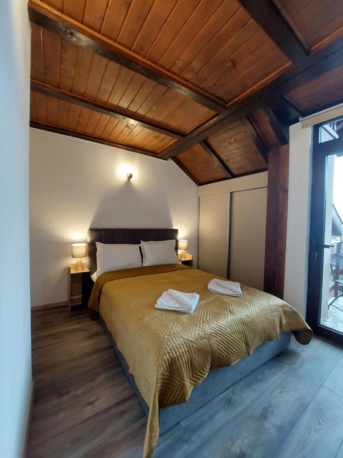 Snug Apartments - Private Parking Near Downtown Braşov Buitenkant foto